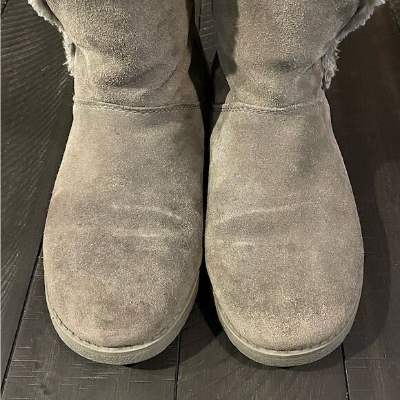 Light Grey, Suede, Women’s Fuzzy, Pull-On Boots. Size 10. - Picture 4 of 7